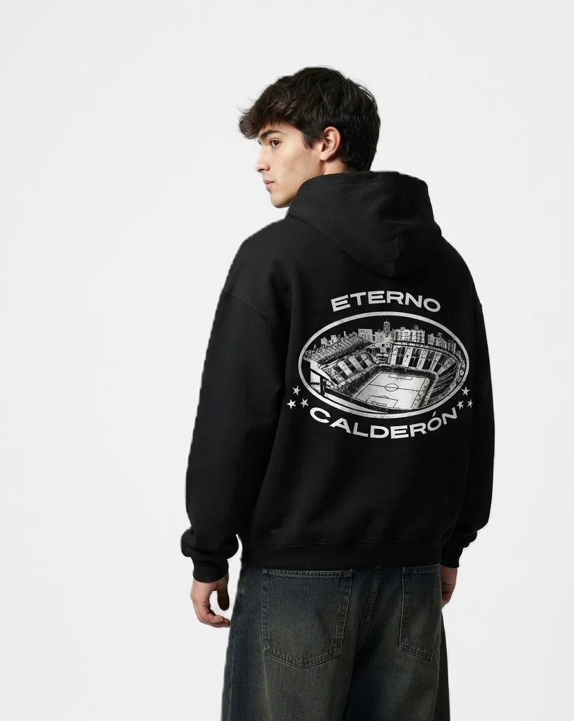 Sudadera con capucha Eterno Calderón negra puesta, estudio