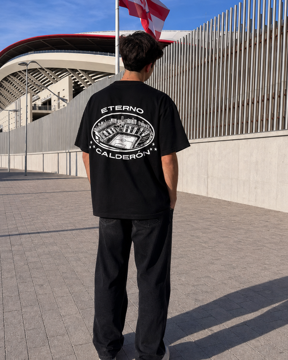 Camiseta Eterno Calderón negra puesta