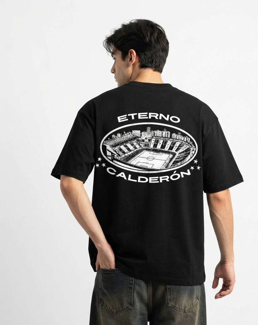 Camiseta Eterno Calderón negra puesta, estudio