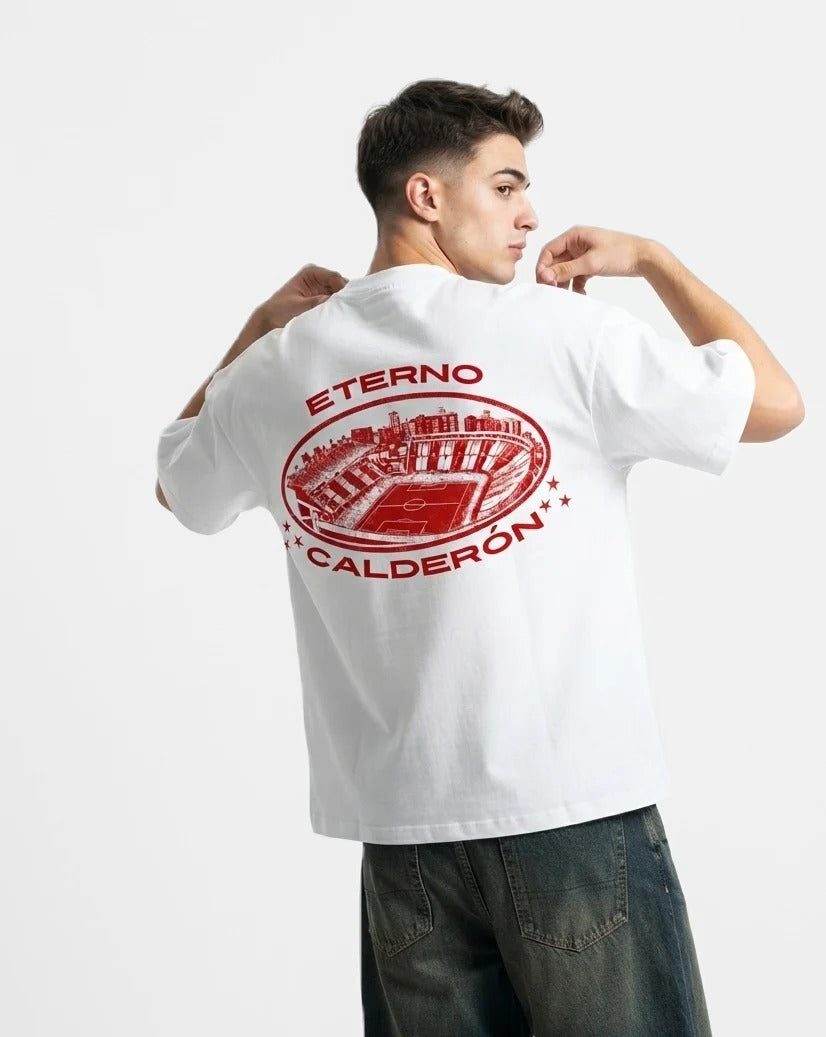 Camiseta Eterno Calderón blanca puesta, estudio