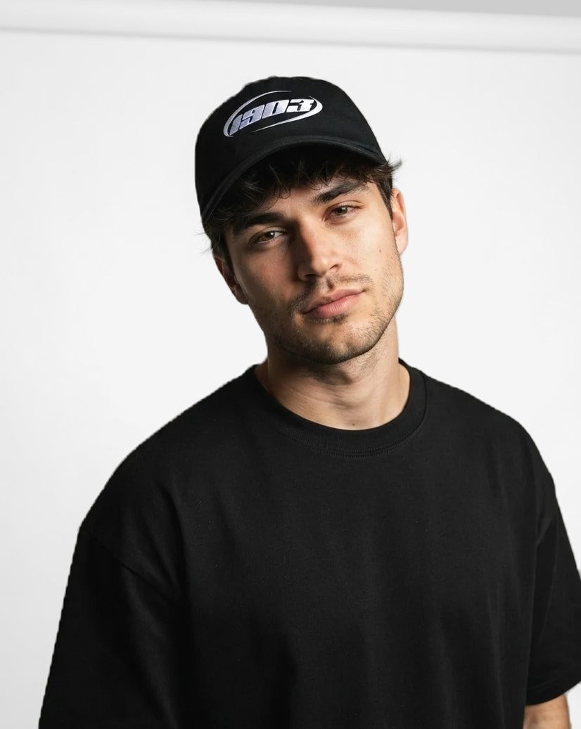 Gorra For The Fans negra puesta, estudio