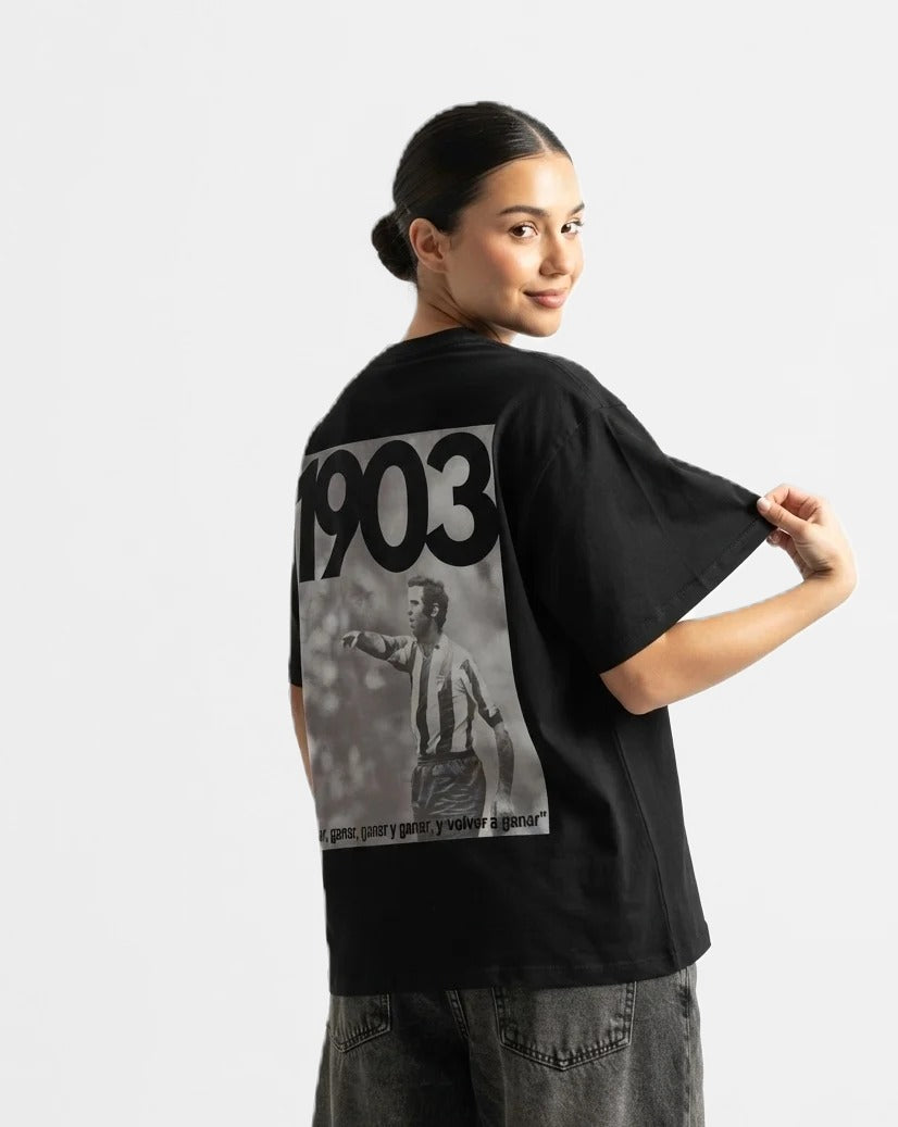 Camiseta Ganar, Ganar y Ganar negra puesta, estudio