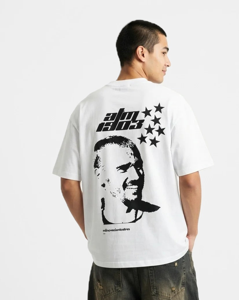 Camiseta Grizi blanca puesta, estudio