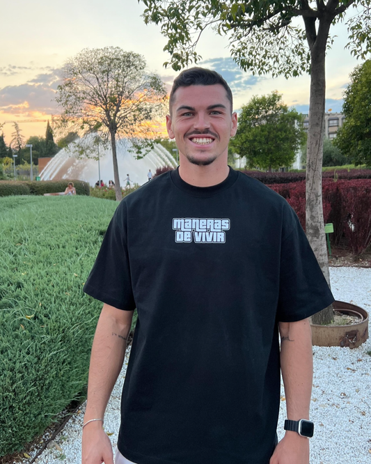 Camiseta GTA: Maneras de Vivir 2.0 negra puesta