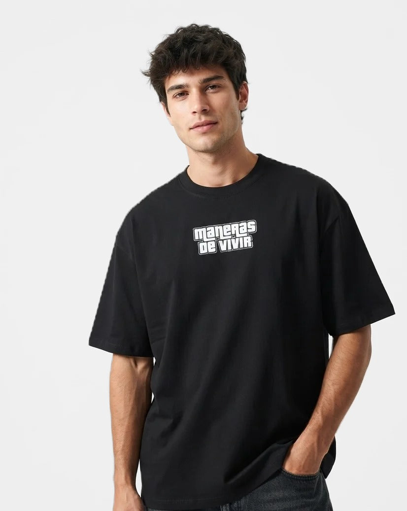 Camiseta GTA: Maneras de Vivir 2.0 negra puesta, estudio