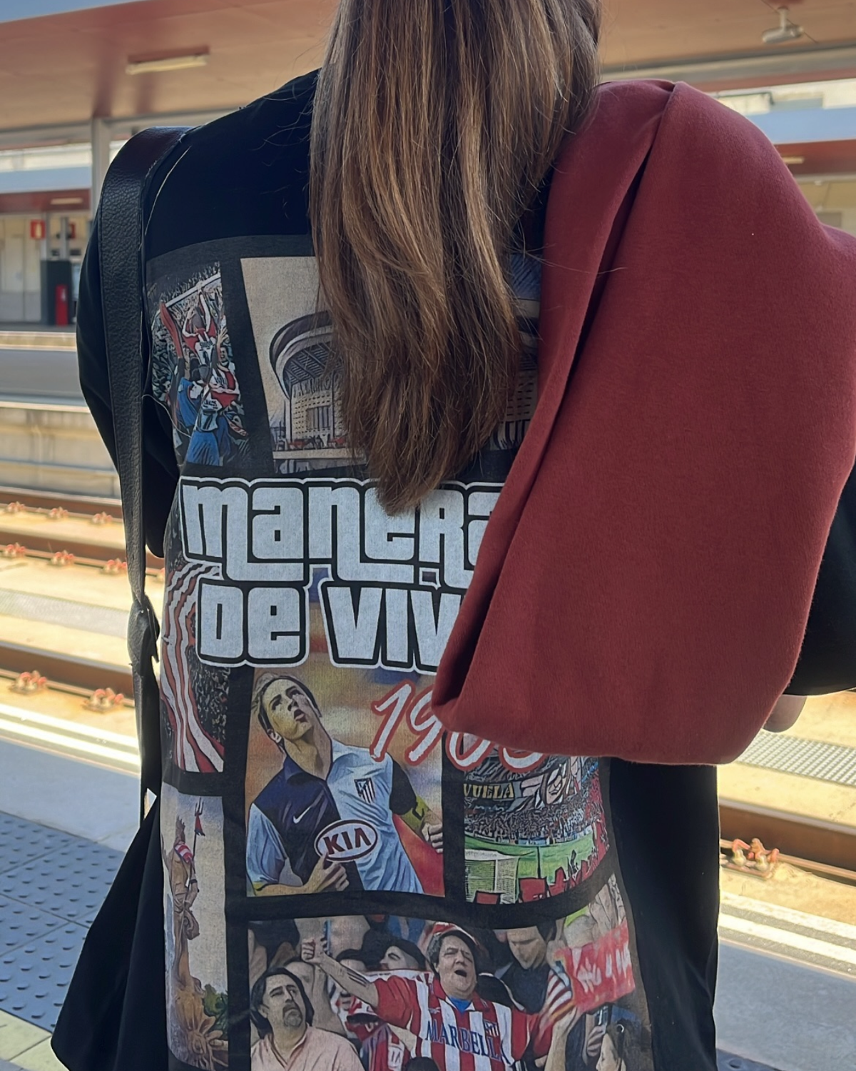Camiseta GTA: Maneras de Vivir negra puesta