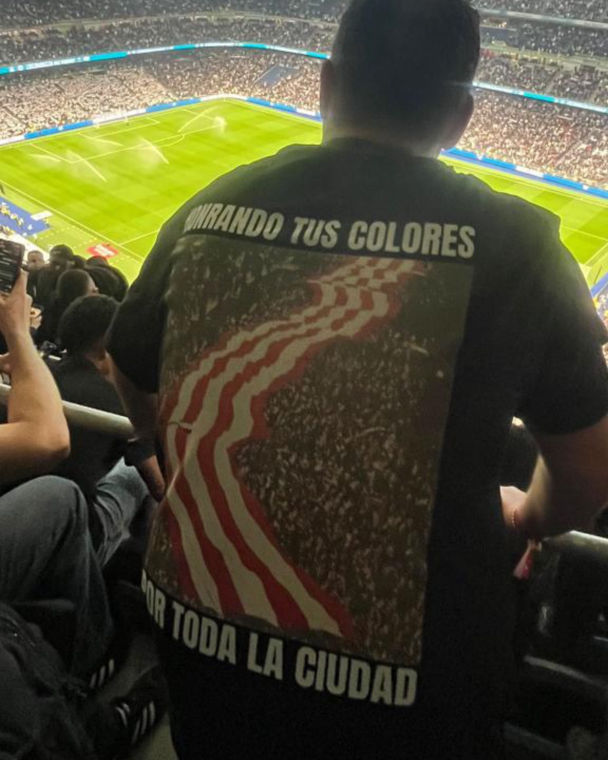 Camiseta Honrando tus Colores negra puesta