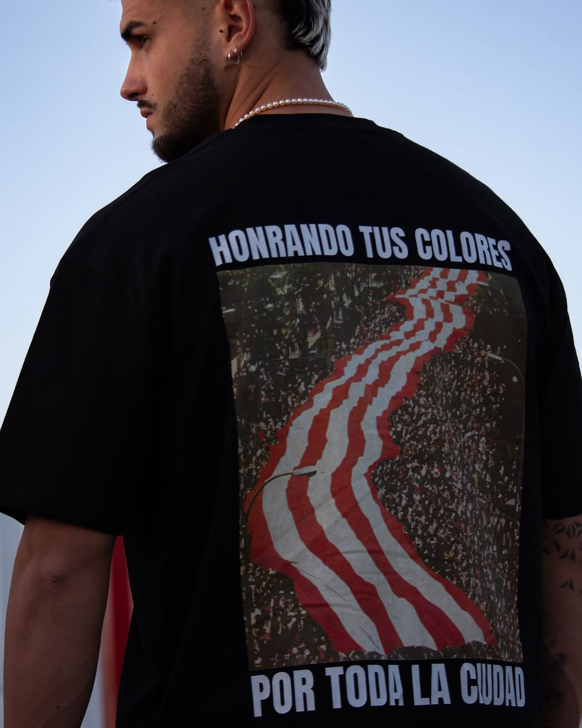 Camiseta Honrando tus Colores negra puesta
