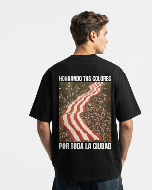Camiseta Honrando tus Colores negra puesta, estudio