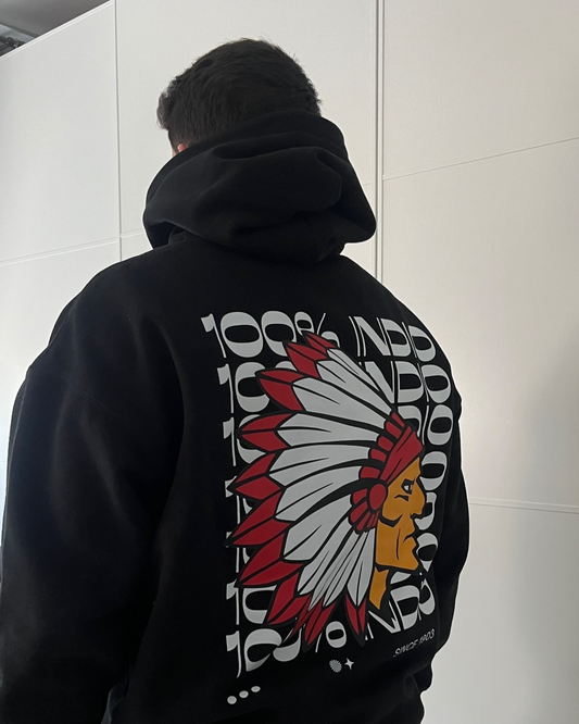 Sudadera con capucha 100% Indio negra puesta