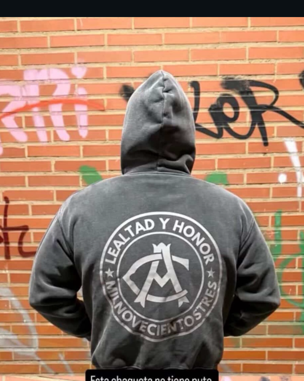 Sudadera con cremallera Lealtad y Honor gris lavado puesta