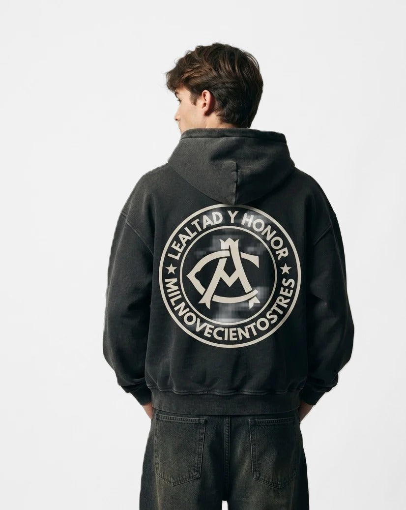Sudadera con cremallera Lealtad y Honor gris lavado puesta, estudio