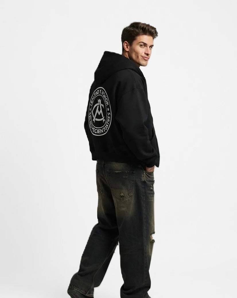 Sudadera con cremallera Lealtad y Honor negra puesta, estudio