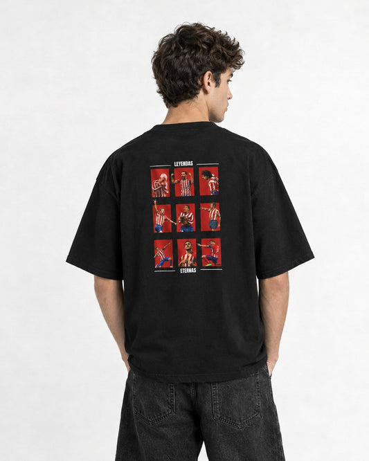Camiseta Leyendas Eternas negra puesta, estudio