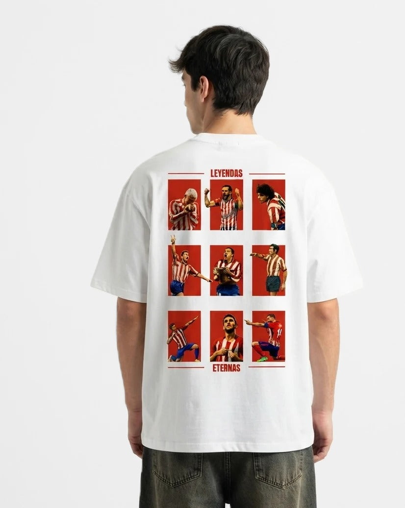 Camiseta Leyendas Eternas blanca puesta, estudio
