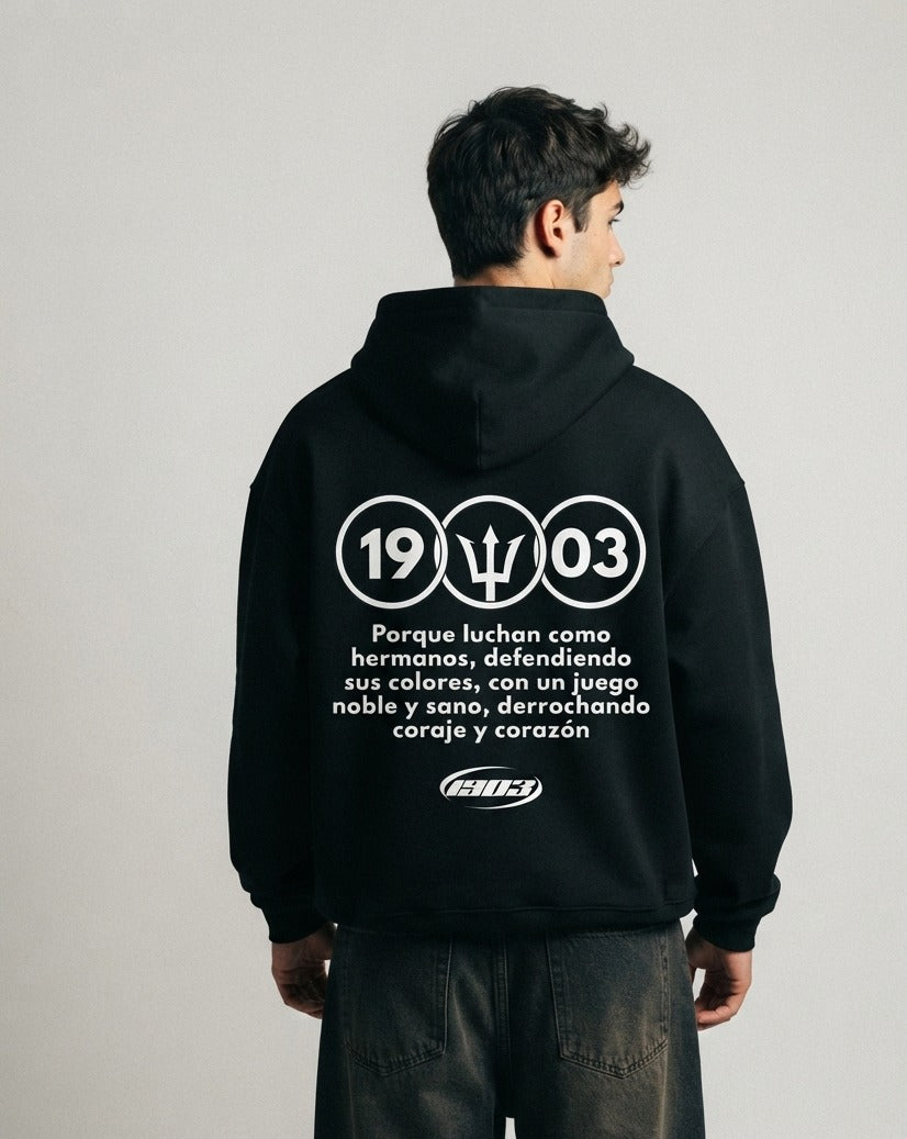 Sudadera con capucha Luchan Como Hermanos negra puesta, estudio