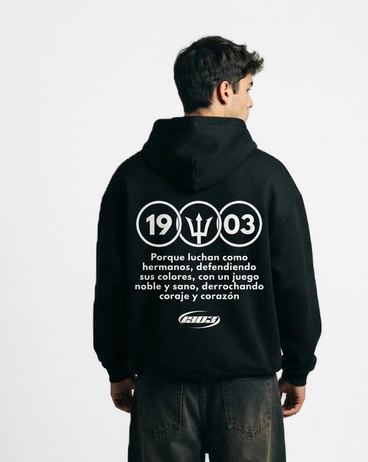 Sudadera con capucha Luchan Como Hermanos negra puesta, estudio