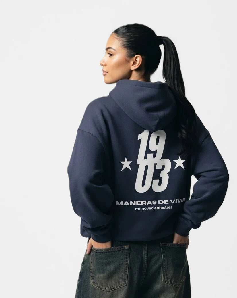 Sudadera con capucha Maneras de Vivir azul marino puesta, estudio