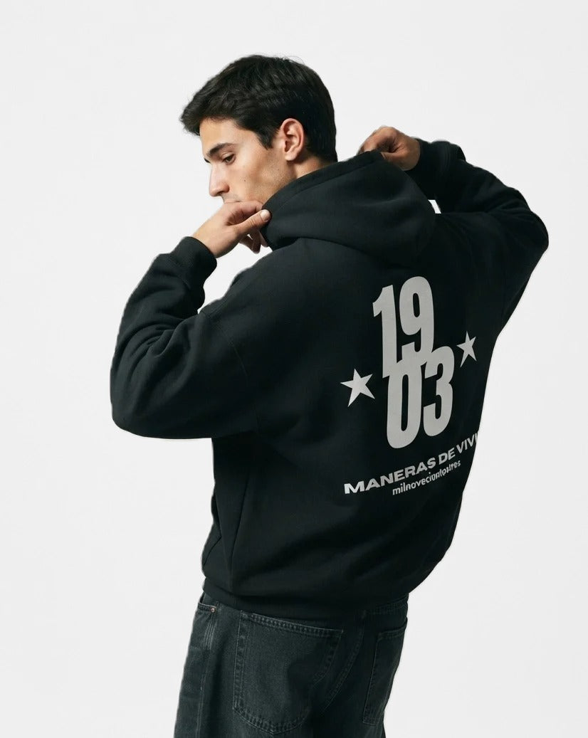 Sudadera con capucha Maneras de Vivir negra puesta, estudio