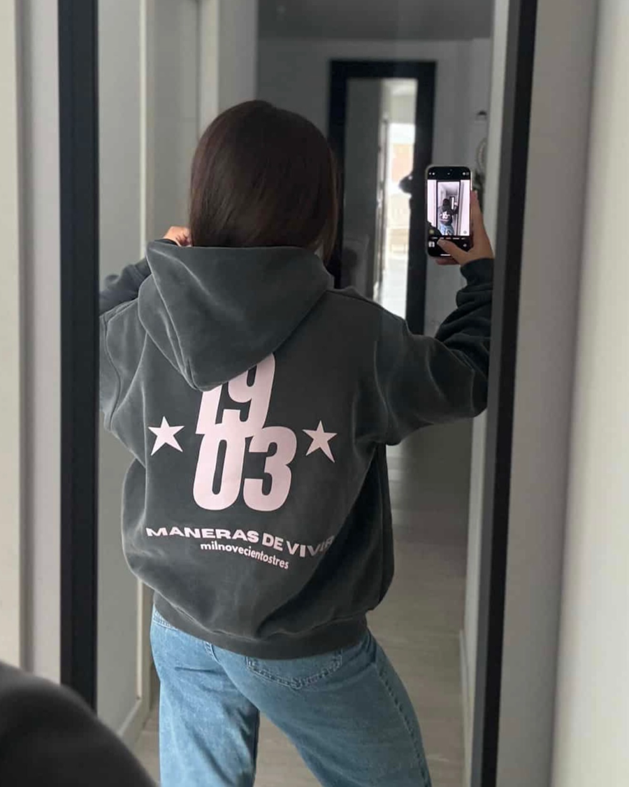 Sudadera con cremallera Maneras de Vivir gris lavado puesta