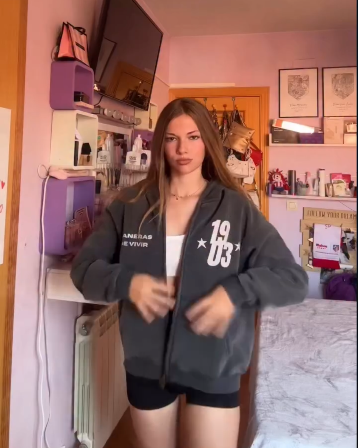 Sudadera con cremallera Maneras de Vivir gris lavado puesta