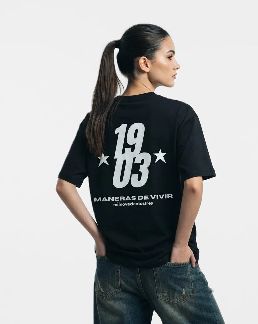 Camiseta Maneras de Vivir negra puesta, estudio