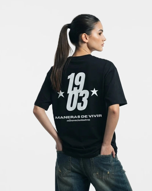 Camiseta Maneras de Vivir negra puesta, estudio