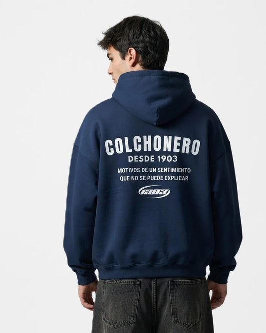 Sudadera con capucha Motivos de un Sentimiento azul marino puesta, estudio