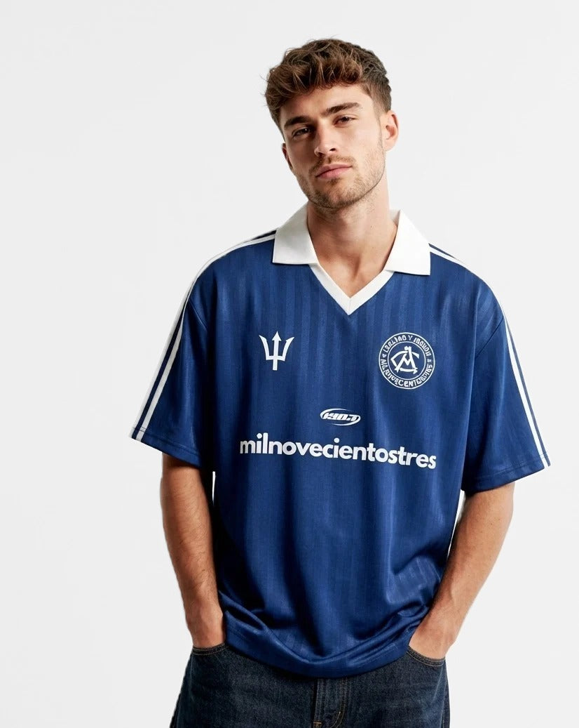 Camiseta de fútbol retro Neptuno Football azul marino puesta, estudio