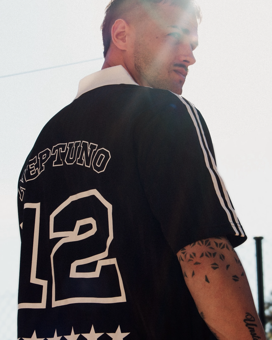 Camiseta de fútbol retro Neptuno Football negra puesta