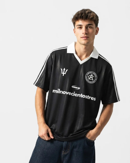 Camiseta de fútbol retro Neptuno Football negra puesta, estudio
