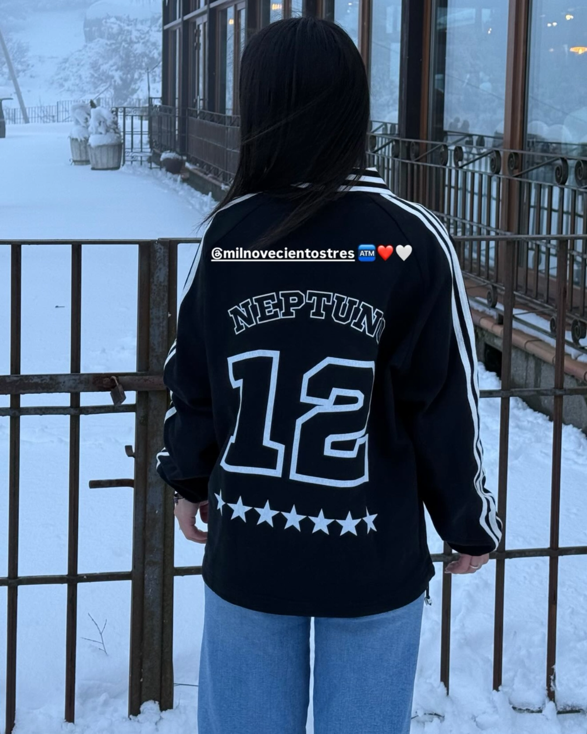 Sudadera retro Neptuno 12 azul marino puesta
