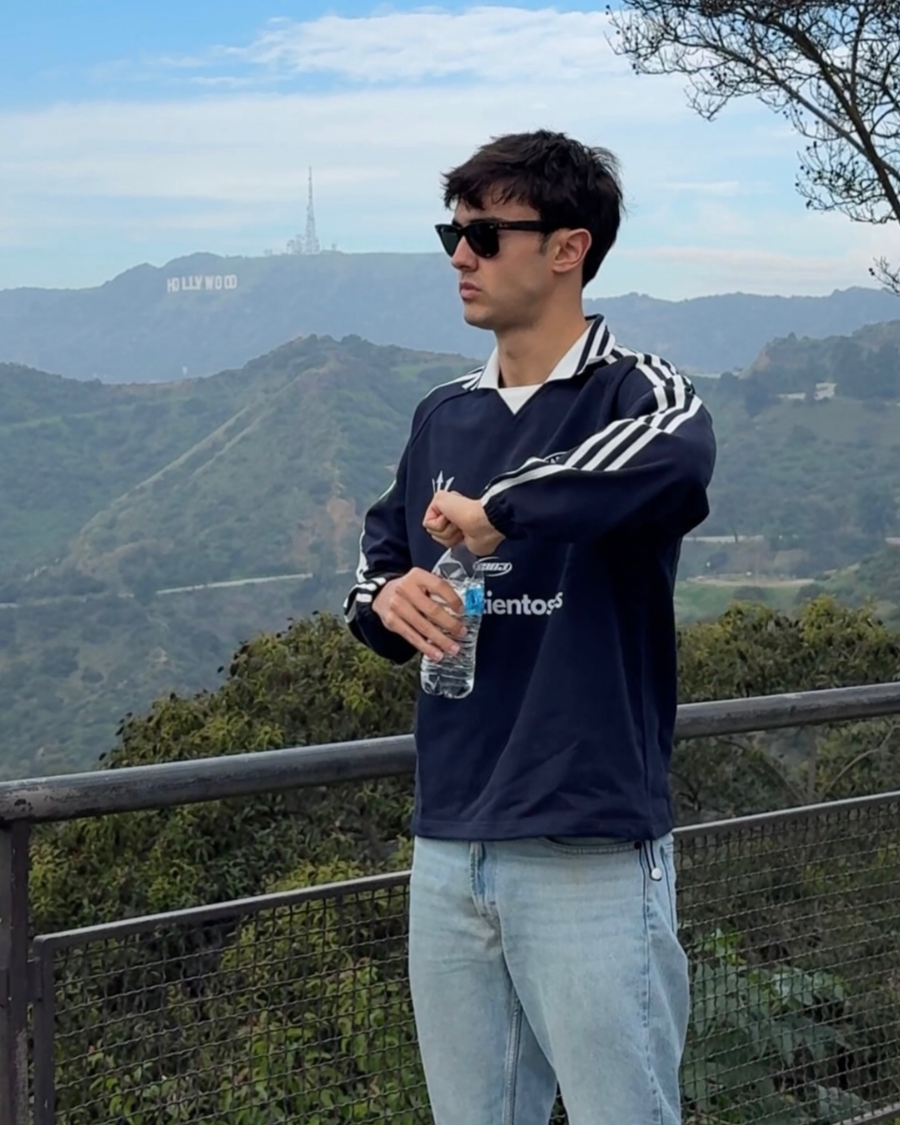 Sudadera retro Neptuno 12 azul marino puesta