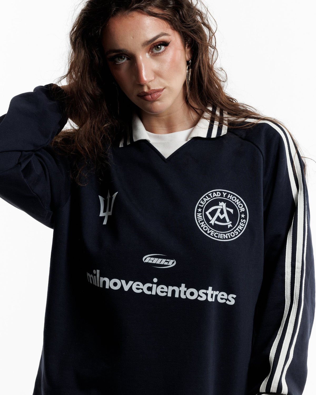 Sudadera retro Neptuno 12 azul marino puesta