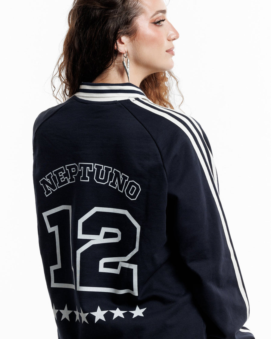 Sudadera retro Neptuno 12 azul marino puesta