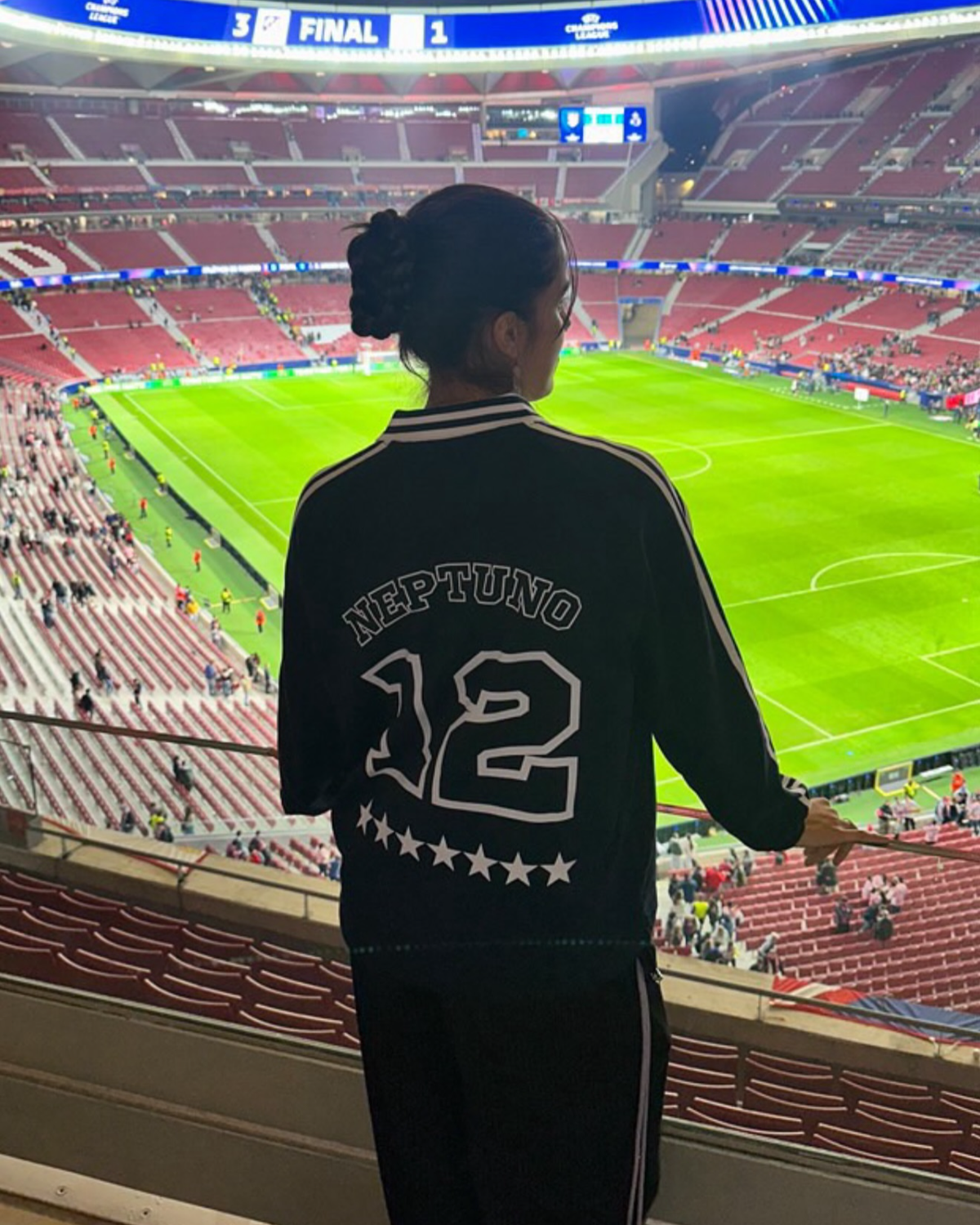 Sudadera retro Neptuno 12 negra puesta