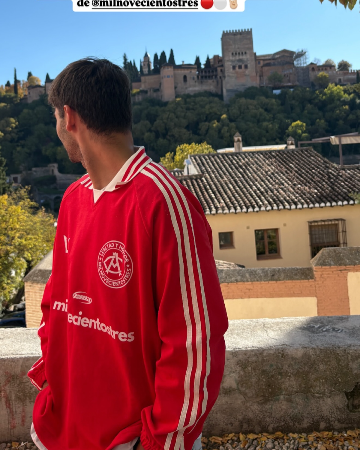 Sudadera retro Neptuno 12 roja puesta