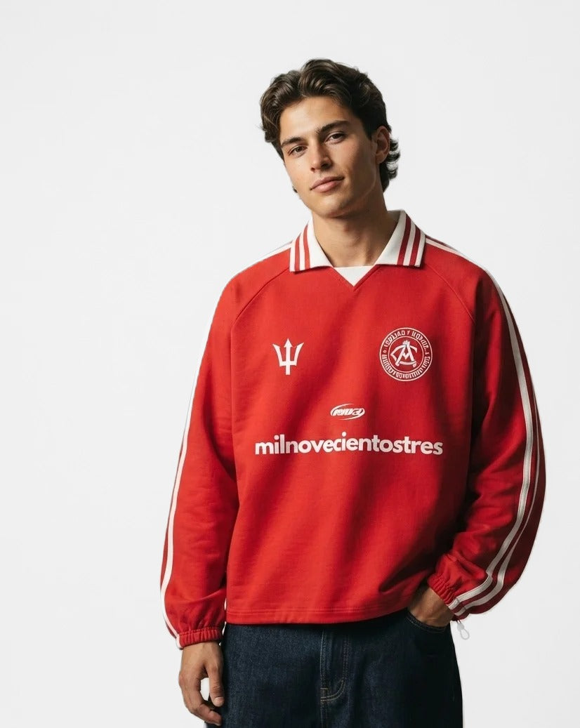 Sudadera retro Neptuno 12 roja puesta, estudio