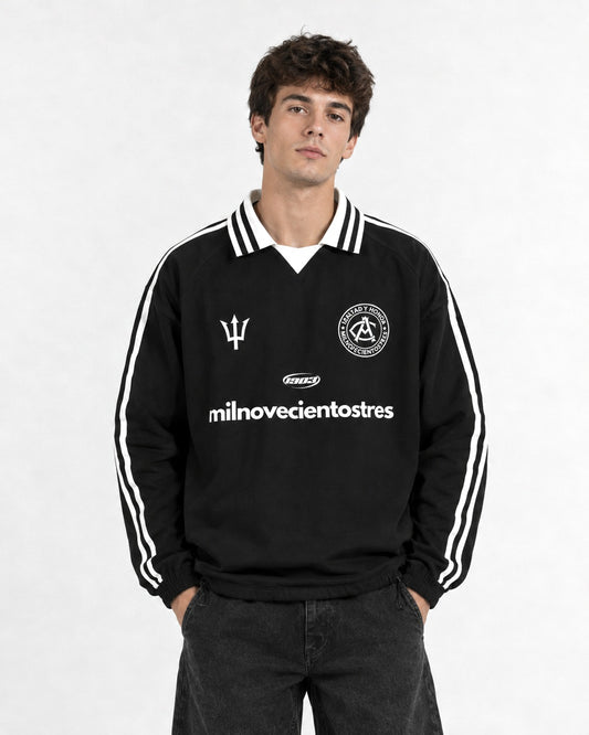 Sudadera retro Neptuno 12 negra puesta, estudio