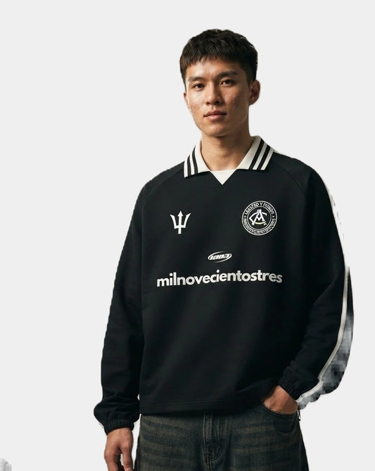 Sudadera retro Neptuno 12 negra puesta, estudio