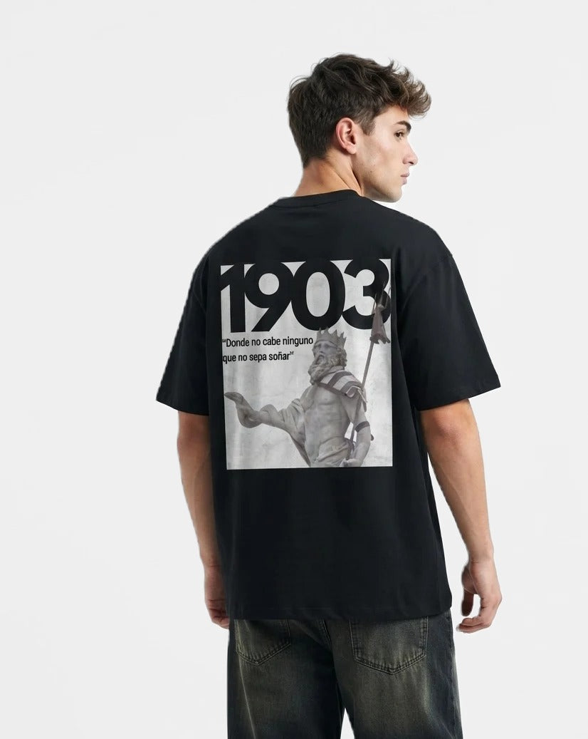 Camiseta Neptuno negra puesta, estudio