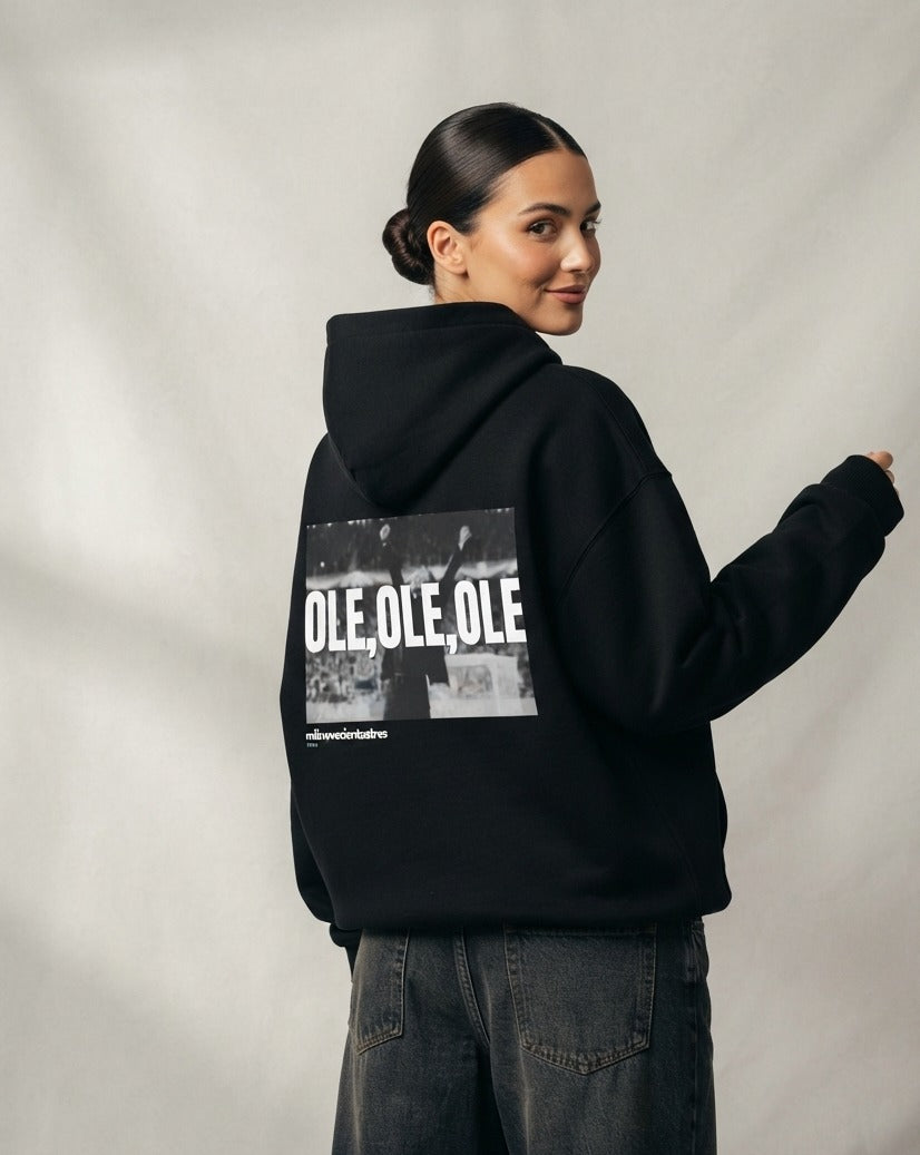 Sudadera con capucha Ole, Ole, Ole negra puesta, estudio