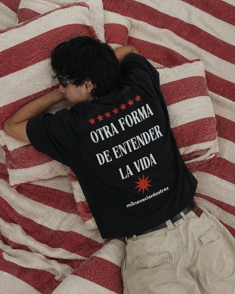 Camiseta Otra Forma... negra puesta