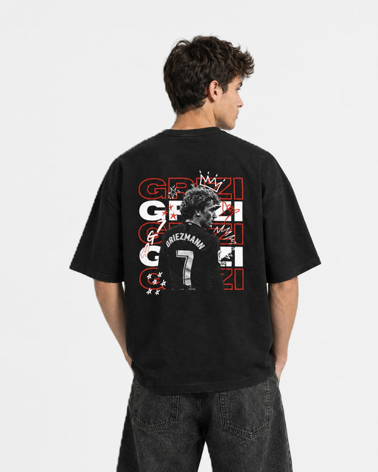 Camiseta Grizi negra puesta, estudio