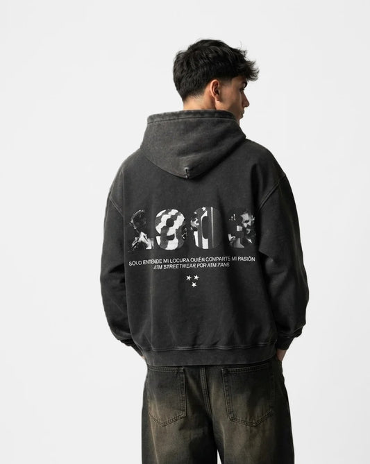 Sudadera con capucha lavada 1903 (Mi Locura) negra puesta, estudio