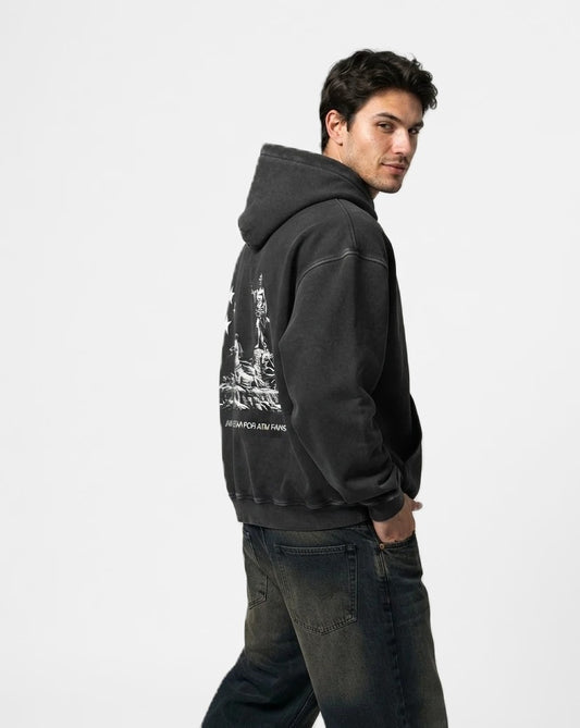 Sudadera con capucha lavada Neptuno Classic negra puesta, estudio