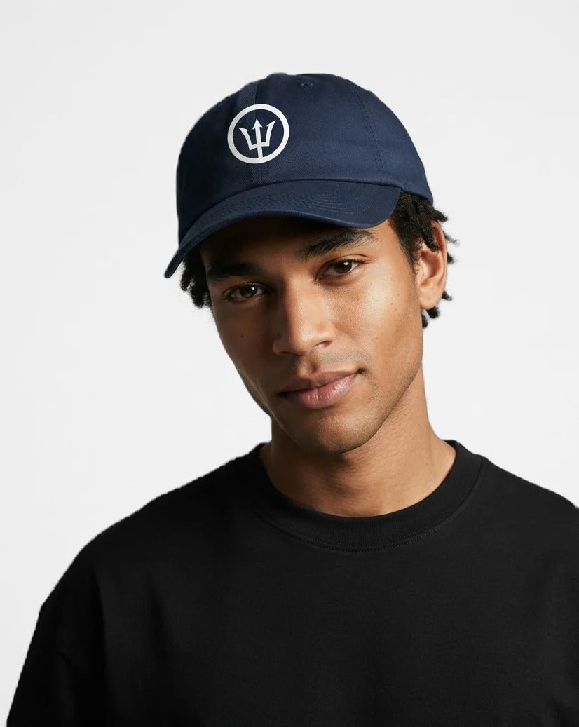 Gorra Tridente azul marino puesta, estudio
