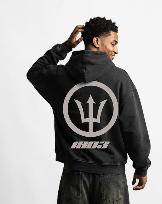Sudadera con cremallera Tridente gris lavado puesta, estudio