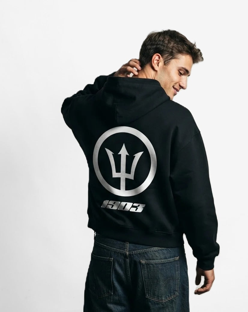 Sudadera con cremallera Tridente negra puesta, estudio