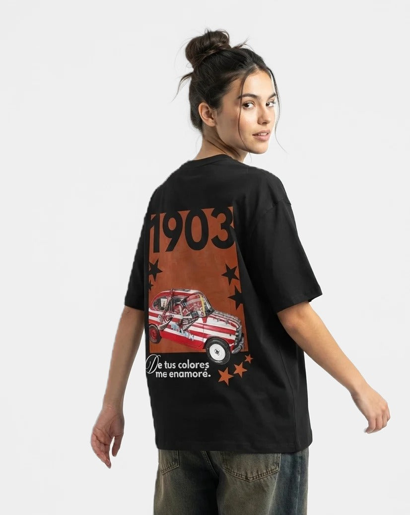 Camiseta Tus Colores negra puesta, estudio